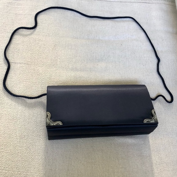 Elegant Silk Handbag & Shaw - Picture 4 of 6